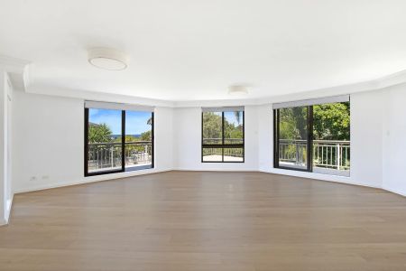 Whole Floor Penthouse Apartment With Triple Lock Up Garages - Photo 3