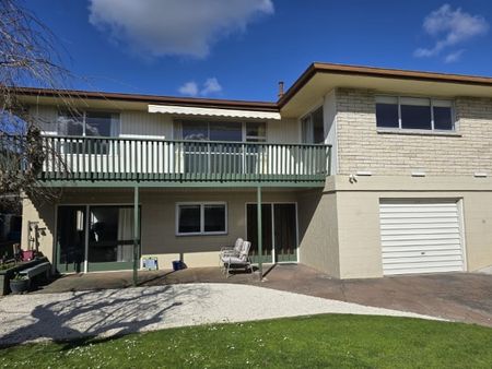 Elevated Refurbished Three Bedroom Home - Judea - Photo 5