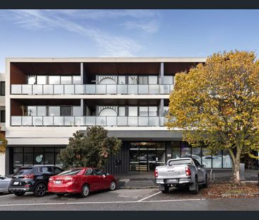 Sleek & Modern 1-Bedroom Apartment Overlooking Glenbervie Station - Photo 6