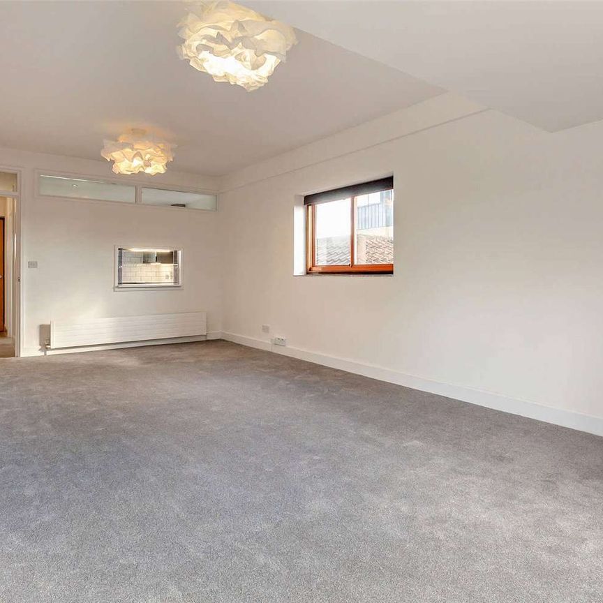 A top-floor apartment set within a secure gated community on the River Cam with balcony & garage! - Photo 1