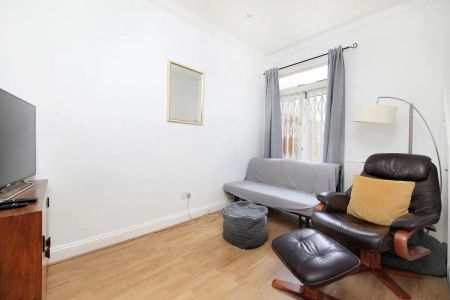 2 bedroom flat in London - Photo 3