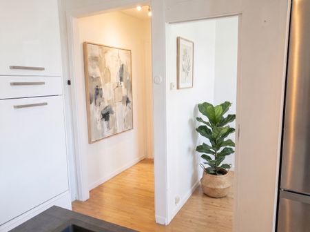 Elegant fyra från sekelskiftet med generösa takhöjder, en trappa upp - Photo 3