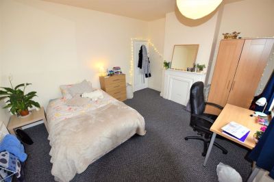 4 bedroom House in Ashville Road, Leeds - Photo 1