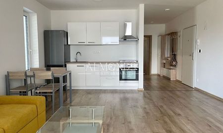 PRENÁJOM - priestranný 2 izbový byt s predzáhradkou pri golfovom klube - Fotografia 3