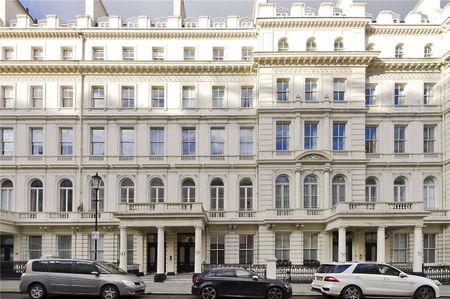 An attractive three bedroom maisonette with wonderful reception space across the raised ground floor of a Victorian townhouse. - Photo 2