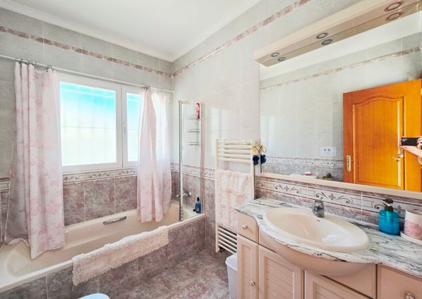 LONG TERM RENTAL Beautiful villa with sea views for rent in Benissa coast with 5 bedrooms.