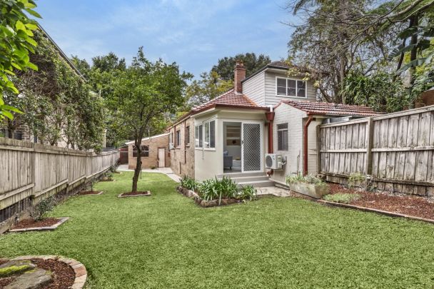 Spacious 3-Bedroom Family Home in Ultra-Convenient Location - Photo 1