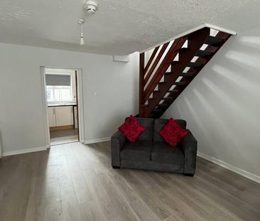 Partly Furnished 2 Bedroom Terrace - Photo 6