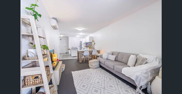 EXECUTIVE STYLE - TOP FLOOR - 2 BEDROOM APARTMENT - Photo 1