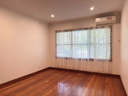 5 Roslyn Street, Burwood VIC 3125 - House For Rent | Domain - Photo 5