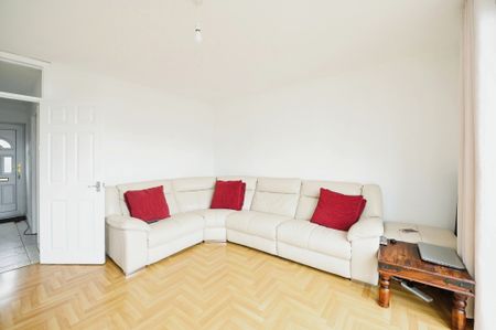 RARE TO FIND Spacious Two Bedroom Maisonette Over Two Floors - Photo 2