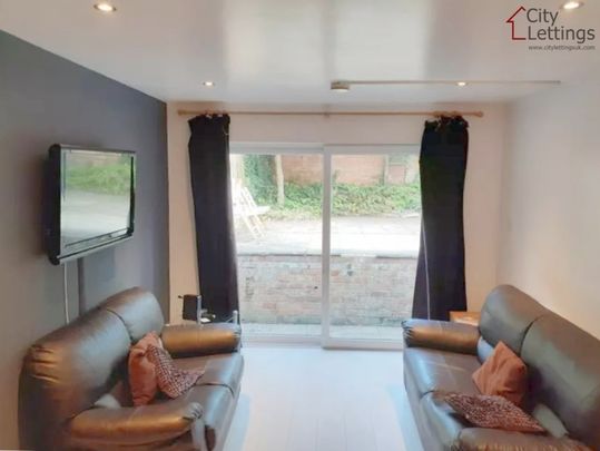 6 Bedroom Semi-Detached House - Photo 1