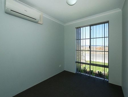 Stunning 3 Bedroom home opposite the shopping centre! - Photo 3