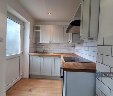 1 bedroom semi-detached house to rent - Photo 2