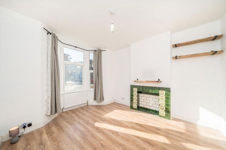 3 bedroom end of terrace house to rent - Photo 3