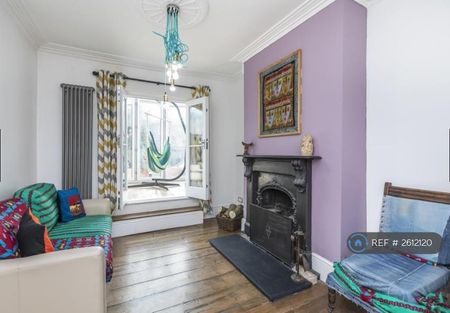 4 bedroom end of terrace house to rent - Photo 3