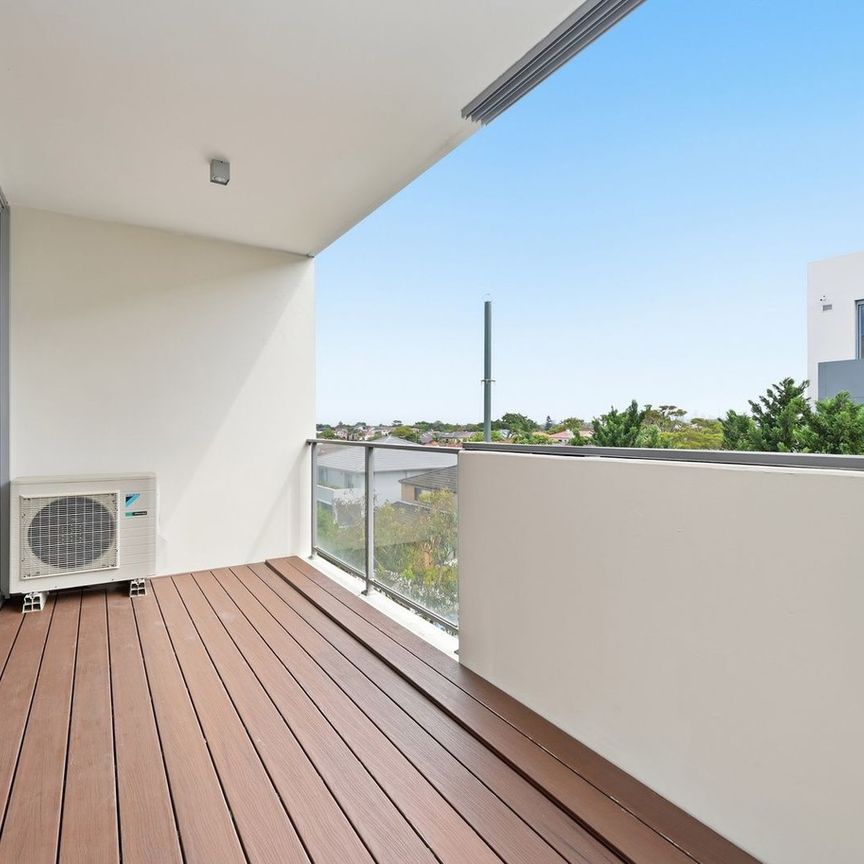 Modern 2 Bedroom Apartment With Balcony In A Prime Location - Photo 1