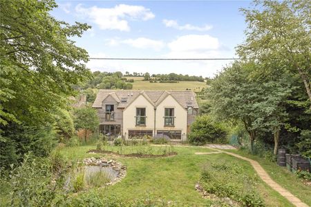Unique Family Home overlooking the breathtaking Cotswold countryside. - Photo 2
