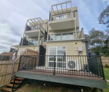 “Brand New Modern Townhouse in Prime Location” - Photo 3