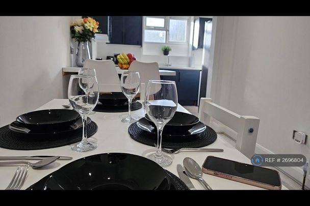 1 bedroom in a house share to rent - Photo 1