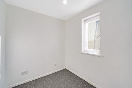 Studio To Let - Photo 3
