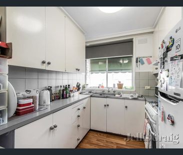 Bright & Modern 2-Bedroom Apartment in Central Cheltenham - Photo 4