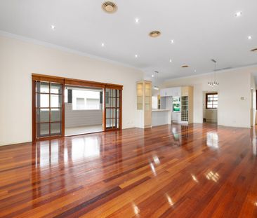 Spacious Inner-City Family Home with Exceptional Convenience - Photo 1