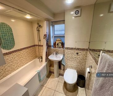 1 bedroom in a flat share to rent - Photo 5