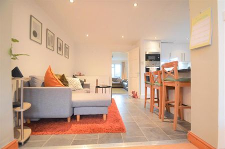 3 bedroom semi-detached house to rent - Photo 2