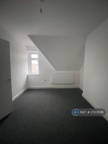 3 bedroom flat to rent - Photo 2