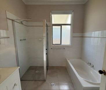 Cozy Cottage - Walking distance to town - Photo 6