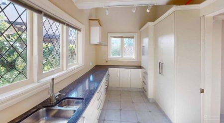 City Centre - 2 Bedrooms - Photo 2