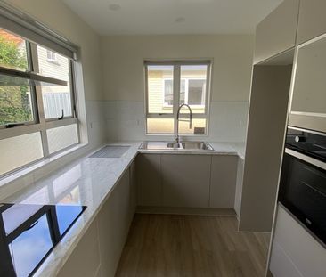 Tidy Two Bedroom in Kensington! - Photo 3