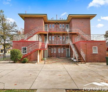 Charming 2 Bedroom Unit with Ideal Location in Como - Photo 6