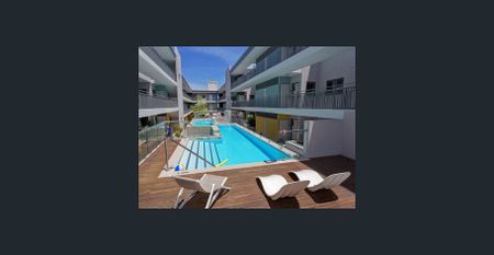 2x2 Apartment at the train station doorstep! - Photo 3