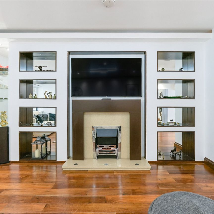 Elegant Four-Bedroom Home Moments from Hyde Park, with Private Parking & Roof Terrace - Photo 1