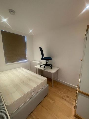 55 Leopold Street - Front door access 4 bed 2 bathLoughborough - Photo 3