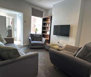 Stylish Bedroom House, LN1 - Photo 6