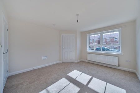 Ilex Drive, Fiddington Fields, Tewkesbury, Gloucestershire - Photo 3