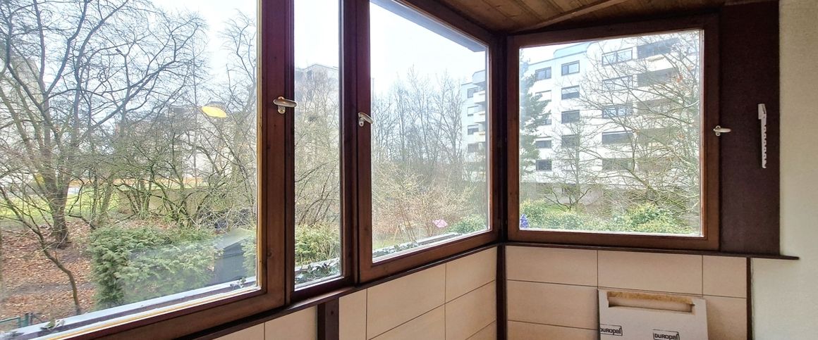 Gepflegte 3,5 Zimmer Wohnung mit Einbauküche und Tiefgaragenstellplatz - Photo 1