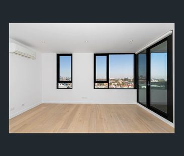 Top Floor Light Filled Apartment With City Views - Photo 3