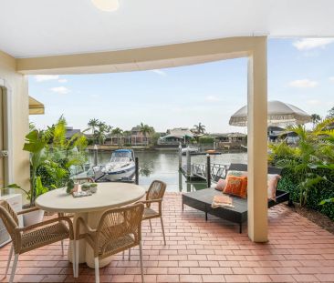 SPARKLING COASTAL TOWNHOUSE WITH CHÍC RENOVATED INTERIOR CONTACT JU... - Photo 2