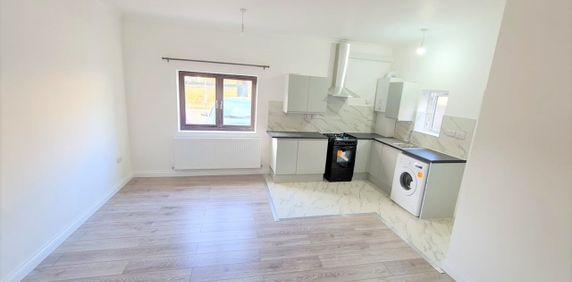 1 Bed Flat, Littlemoor Road, IG1 - Photo 2