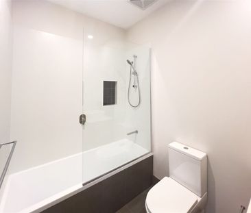 Stunning 4 Bedrooms Townhouse in Helensvale - Photo 5