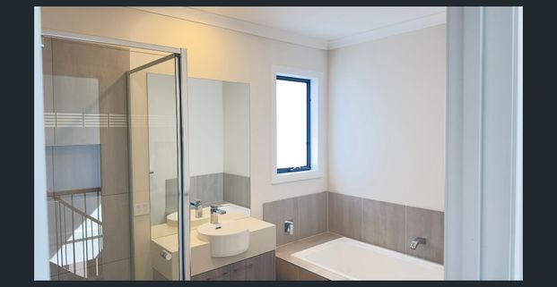 Spacious 4BR Townhouse in Growing Cranbourne - Photo 1