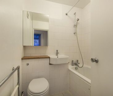 3 bedroom flat to rent - Photo 6