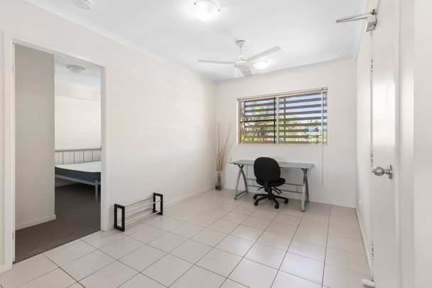 Unfurnished apartment close to the CBD. - Photo 1