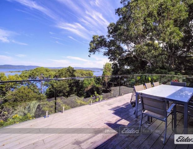 WATERFRONT HOME WITH BREATHTAKING VIEWS. - Photo 1