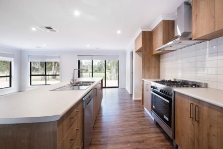 Peaceful living in Huntly, in large family home - Photo 4