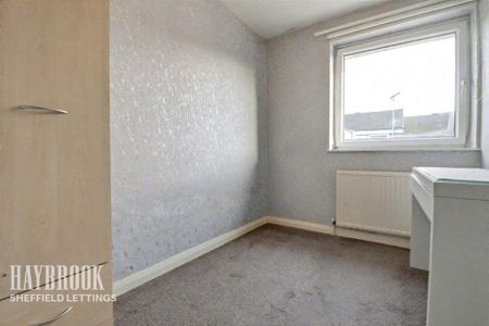 3 bedroom semi-detached house to rent - Photo 4